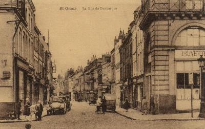 On est ici au carrefour avec la rue de Calais,c'est une rue qui descend vers les faubourgs, sur la droite on peut voir une buvette.